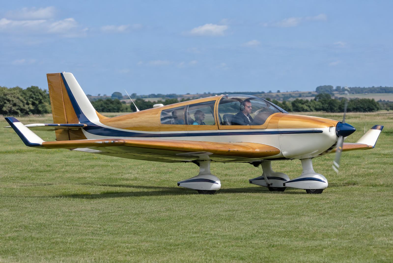 Robin DR400 beim Rollen auf Gras